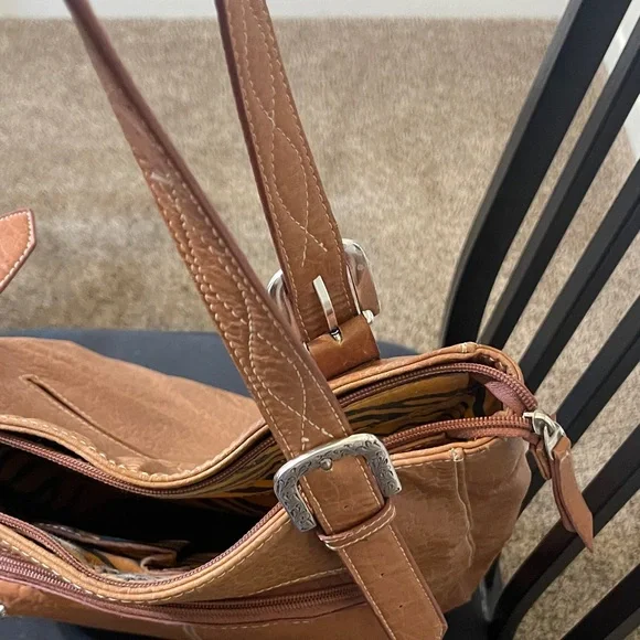 Elegant Tan Leather Tote Bag - Picture 8 of 10